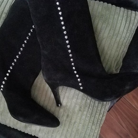 NWT BLACK STUDDED GENUINE SUEDE HEELED ANKLE BOOTS. - Picture 4 of 6